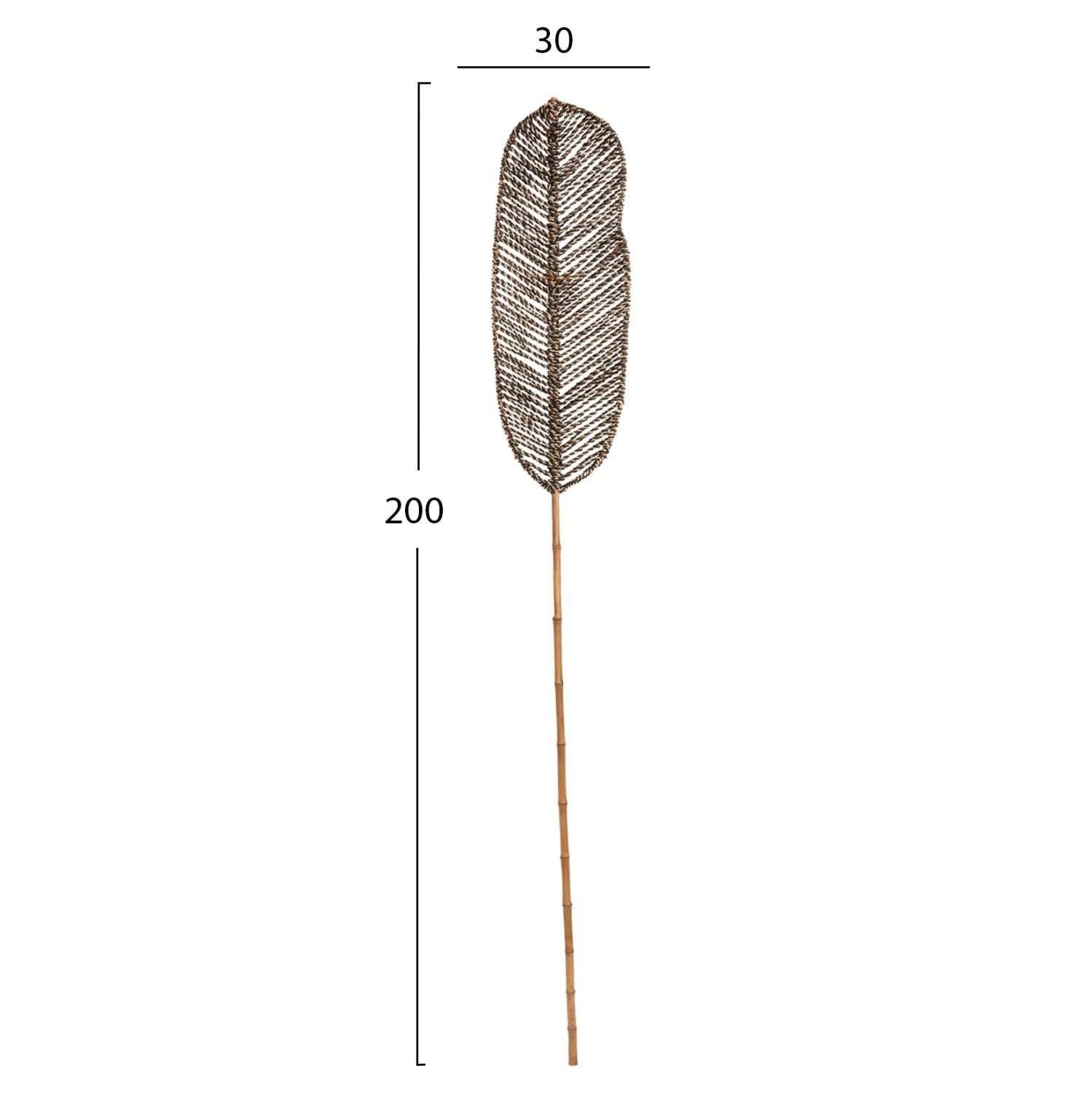 Το διακοσμητικό ΗΜ7823.02 είναι ένα στικ από bamboo το οποίο είναι διακοσμημένο με αριστοτεχνικά πλεγμένο seagrass σε μορφή μεγάλου φύλλου. Το χρώμα της κατασκευής είναι ΜΑΥΡΟ και ΦΥΣΙΚΟ