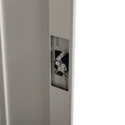 ενώ η μία πλευρά διαθέτει μεταλλική μπάρα για κρέμαση αντικειμένων και η άλλη διαθέτει 2 ράφια που δημιουργούν  3 επίπεδα αποθήκευσης. Οι πόρτες διαθέτουν κλειδαριά που κλειδώνει με κλειδί