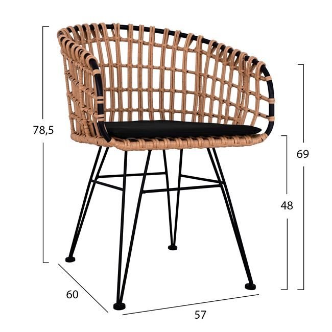 με επένδυση wicker σε μπεζ απόχρωση και υφασμάτινα μαξιλάρια σε μαύρο χρώμα.