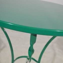 Παραδοσιακό μεταλλικό τραπέζι καφενείου σε πράσινο χρώμα