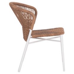 διαθέτει κυρτή πλάτη και κάθισμα με πλέξη wicker από P.E. Rattan σε ΦΥΣΙΚΟ χρώμα