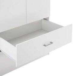 και στο εσωτερικό της υπάρχει μόνο μια INOX μπάρα για κρέμαση ρούχων. Κάτω ακριβώς από τον χώρο της γκαρνταρόμπας υπάρχουν και 4 ευρύχωρα συρτάρια. Οι πόρτες αλλά και τα συρτάρια ανοίγουν με καλαίσθητα ασημί χερούλια. Είναι κατασκευασμένη από μελαμίνη σε ΛΕΥΚΟ χρώμα και αισθητικά μπορεί να ταιριάξει με πολλά άλλα στυλ