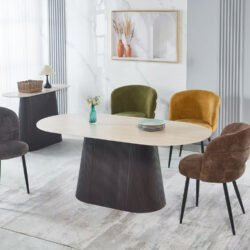Το τραπέζι τραπεζαρίας CATER είναι οβάλ και αποτελεί νέα προσθήκη στην γκάμα μας. Η επίπεδη επιφάνειά του είναι κεραμική σε χρωματισμό TRAVERTINE STONE