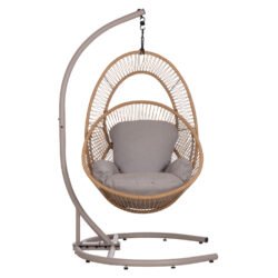 κατασκευασμένη από συνθετικό twisted Rattan (στριφτό για να μοιάζει με σχοινί) σε ΦΥΣΙΚΟ χρώμα με αναπαυτικότατα μαξιλάρια σε ΓΚΡΙ! Ο σκελετός κρέμασης της αιώρας-φωλιάς είναι από ενισχυμένο μέταλλο σε ΚΑΠΟΥΤΣΙΝΟ χρώμα και η αιώρα κρέμεται με αλυσίδα από ένα σημείο κρέμασης. Η φωλιά αυτή μπορεί να χρησιμοποιηθεί τόσο για οικιακή όσο και για επαγγελματική χρήση.<br  width=