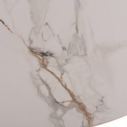 η οποία είναι κεραμική σε χρωματισμό ΛΕΥΚΟΥ ΜΑΡΜΑΡΟΥ. Στηρίζεται σε 2 ημικυλινδρικά πόδια από MDF σε χρώμα φυσικού ξύλου που δίνουν στο τραπέζι μια αίσθηση οικειότητας αλλά και σύγχρονου σχεδιασμού.<br  width=