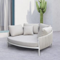 Αυτό το ημικυκλικό 2-θέσιο daybed έχει σκελετό αλουμινίου σε ΛΕΥΚΟ ΚΡΕΜ χρώμα ενώ τα μαξιλάρια της πλάτης αλλά και το κάθισμα/στρώμα είναι από OLEFIN ύφασμα σε ΜΠΕΖ χρώμα. σε Η επένδυση του σκελετού με το επίσης μπεζ φαρδύ πολυεστερικό σχοινί strap(σαν ιμάντας) είναι άλλη μία πινελιά πολυτέλειας. Εσείς απλά αφεθείτε στην «αγκαλιά» του και απολαύστε ατέλειωτες ώρες χαλάρωσης!<br />