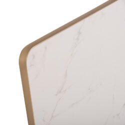 διάστασης 120x80εκ σε χρωματικό σχήμα ΛΕΥΚΟ ΜΑΡΜΑΡΟ με ΧΡΥΣΟ περιμετρικό πλαίσιο («δαχτυλίδι») αλουμινίου πάχους 3εκ. Μια επιφάνεια ανώτερης ποιότητας που ακολουθεί την τελευταία τάση στους χώρους εστίασης!  <br  width=