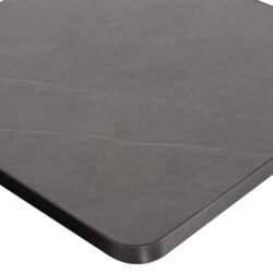 διάστασης 70x70εκ σε χρωματικό σχήμα ΓΚΡΙ ΜΑΡΜΑΡΟ με ΓΚΡΙ περιμετρικό πλαίσιο («δαχτυλίδι») αλουμινίου πάχους 3εκ. Μια επιφάνεια ανώτερης ποιότητας που ακολουθεί την τελευταία τάση στους χώρους εστίασης!  <br  width=